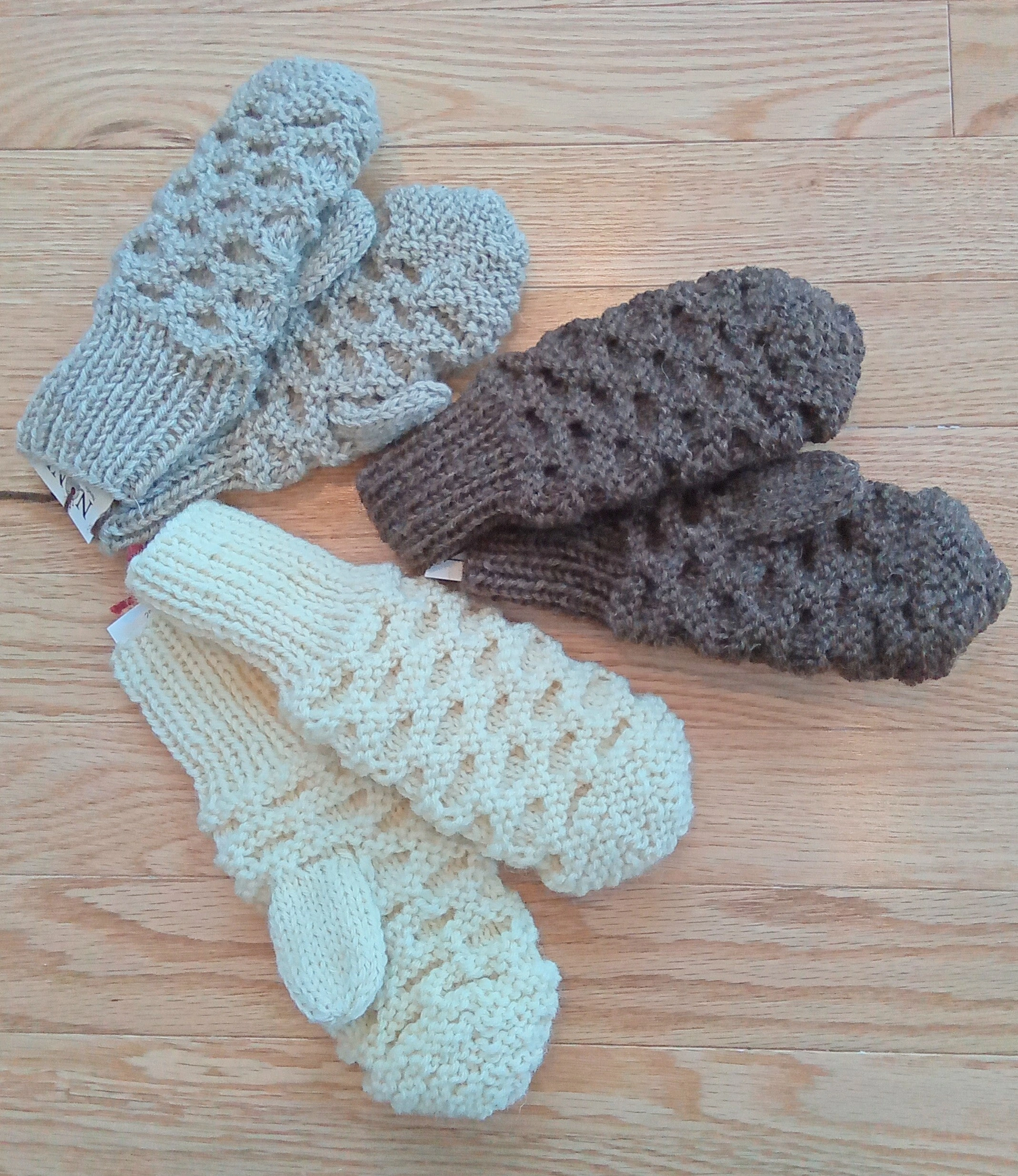 Sudsy Surfers: Bubble Mitts for a Whale of a Bath Time!