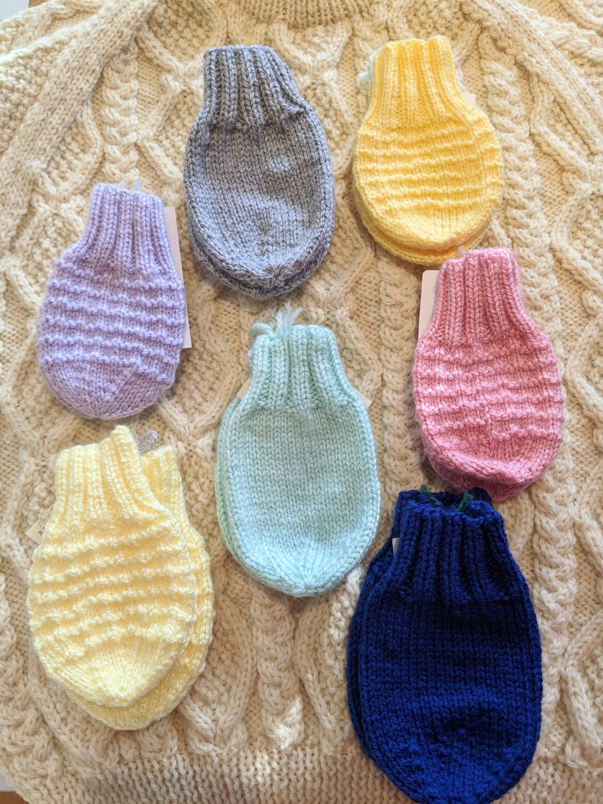 Cozy Baby Hand Warmers: Snug Mitts for Little Explorers!